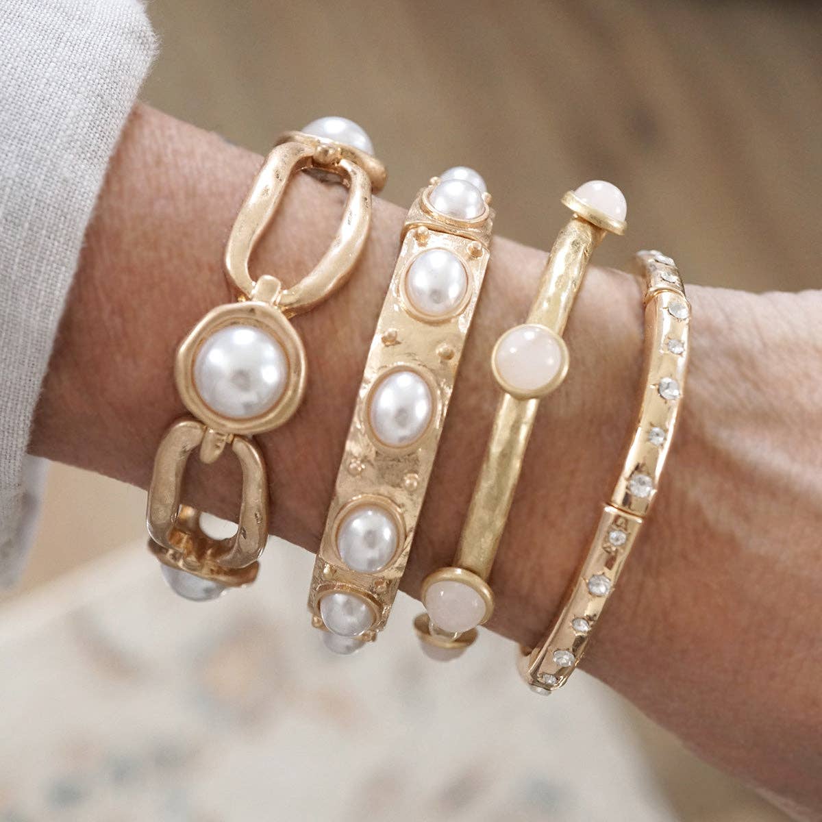 Luminous Muse – Stretchy Bangle with Pearls in Worn Gold