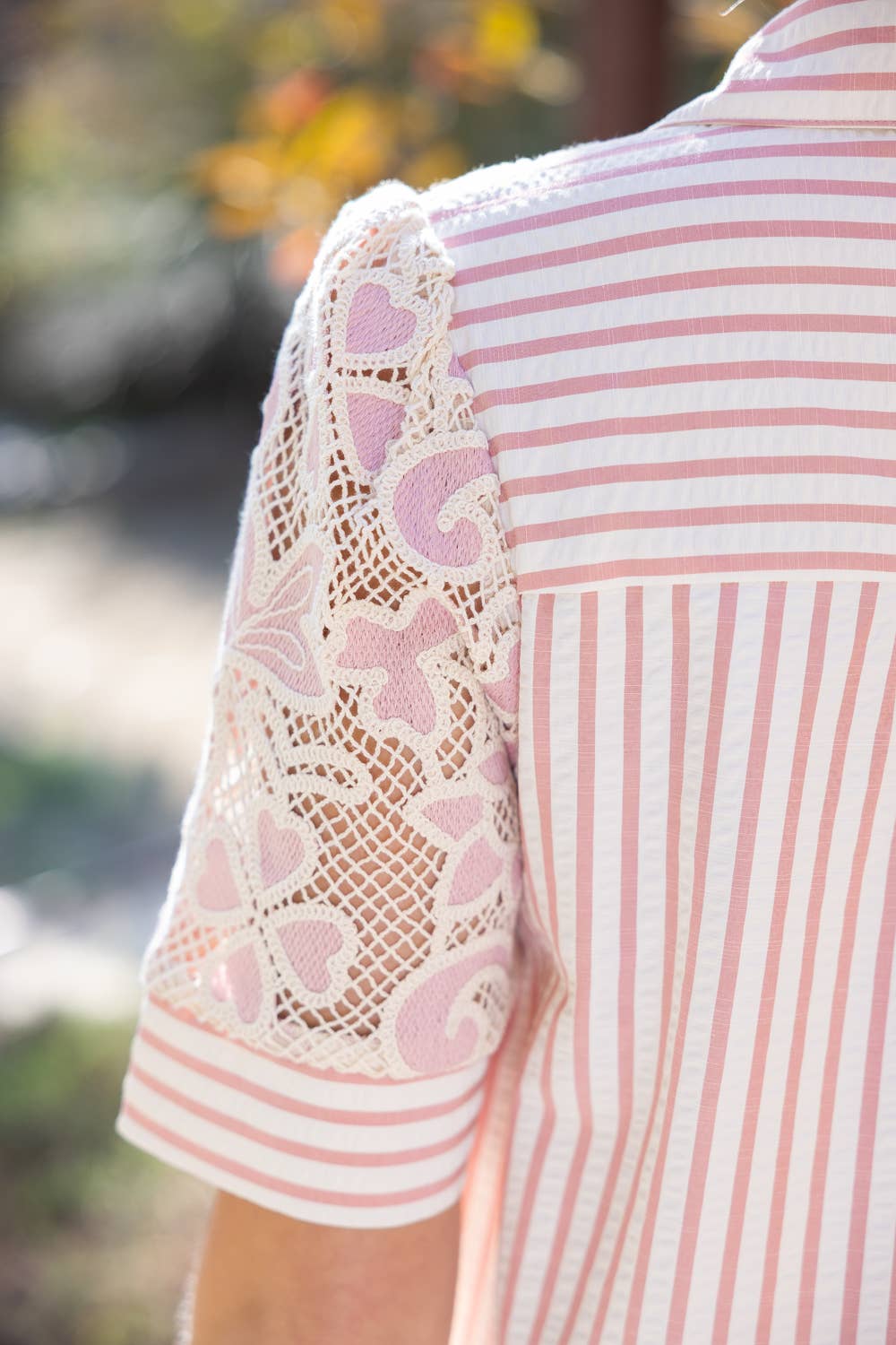 36331 Collared V-Neck Stripe and Lace Mixed Fabric Top