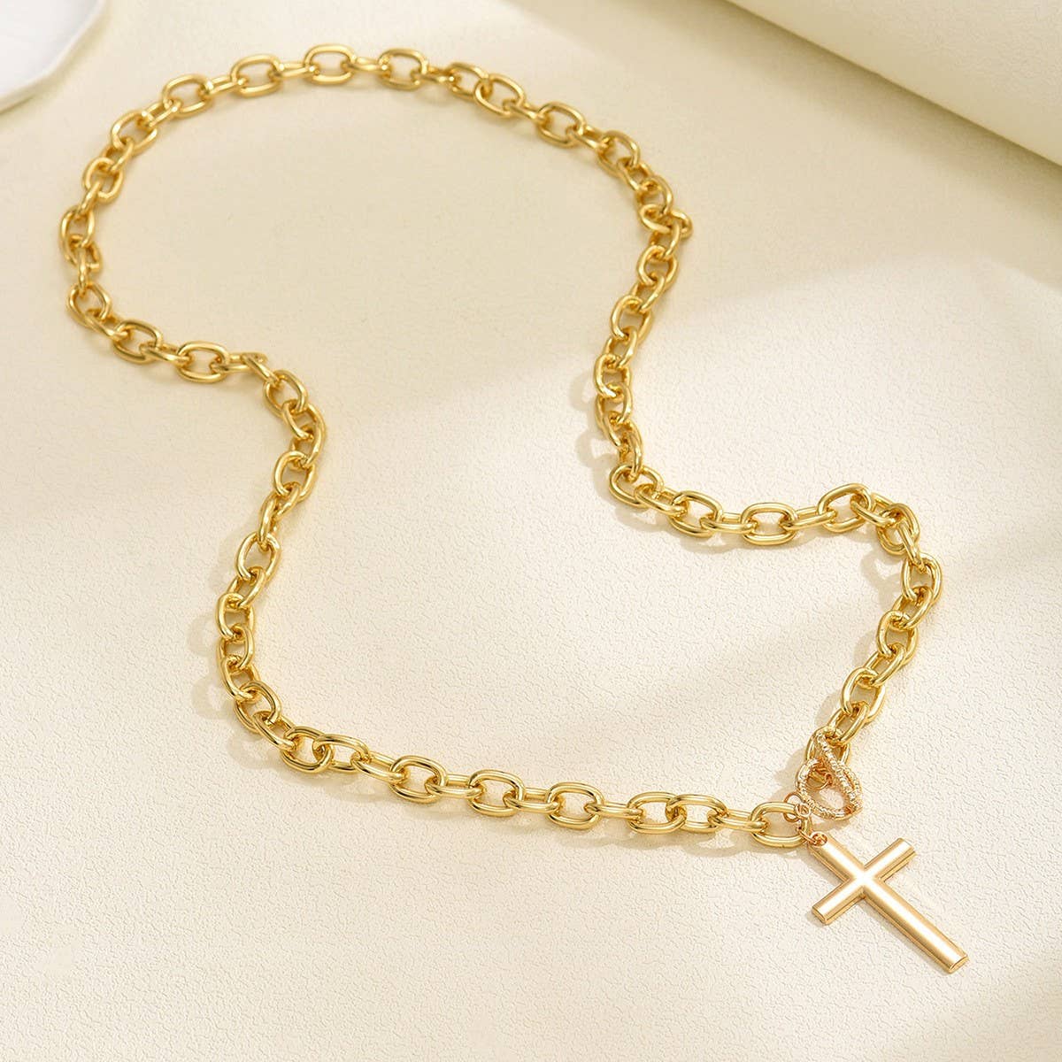 PUFFY CROSS CHUNKY CHAIN STATEMENT TOGGLE NECKLACE | 40NK966